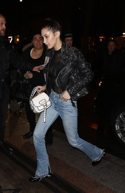 Bộ sưu tập quần jean phá cách của Bella Hadid - Ảnh 5 Bo suu tap quan jean pha cach cua Bella Hadid - Anh 5