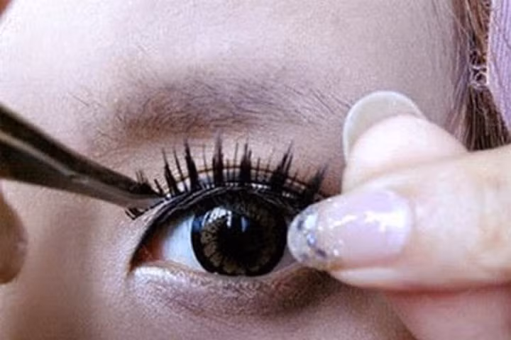 Bạn sẽ không muốn nối mi hay uốn mi nếu biết điều này