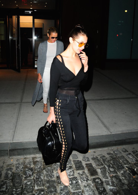 Bộ sưu tập quần jean phá cách của Bella Hadid - Ảnh 7 Bo suu tap quan jean pha cach cua Bella Hadid - Anh 7