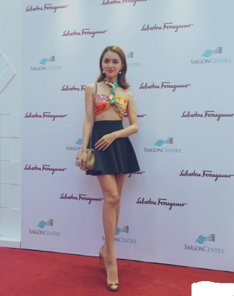 Hết quần què, Hương Giang Idol lại làm náo loạn thảm đỏ với váy xẻ lộ hàng - Ảnh 6 Het quan que, Huong Giang Idol lai lam nao loan tham do voi vay xe lo hang - Anh 6