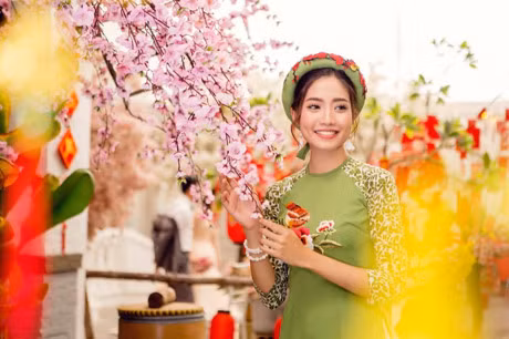 Hoa hau bien Ninh Hoang Ngan goi y 6 mau ao dai cach tan diu nhe don Tet - Anh 1