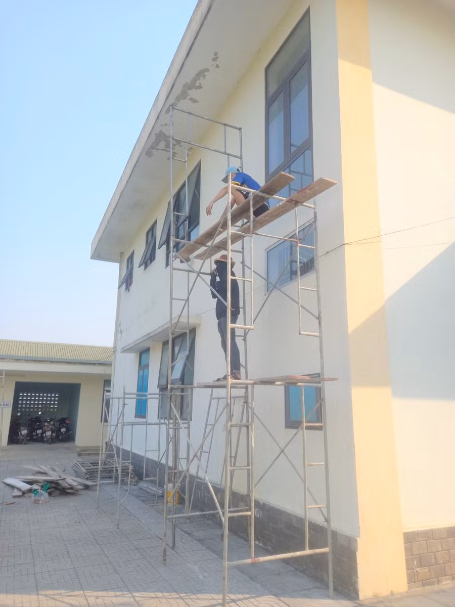 Đơn vị thi công tiến hành khắc phục hư hỏng, dự kiến hoàn thành trong tháng 3.