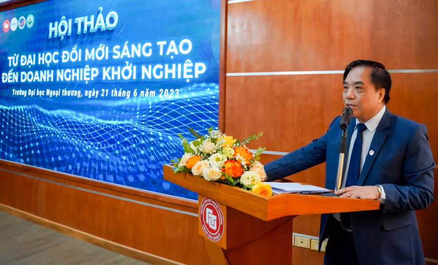 PGS.TS Bùi Anh Tuấn- Hiệu trưởng Trường ĐH Ngoại thương phát biểu tại Hội thảo.