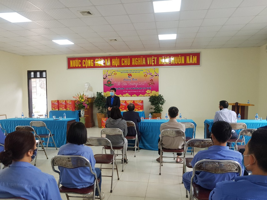 Trao tặng 30 suất quà (mỗi suất 500.000đ) cho 30 cán bộ công nhân in có hoàn cảnh khó khăn, bệnh hiểm nghèo tại CTCP In SGK tại TP. Hà Nội (Đông Anh, Hà Nội).