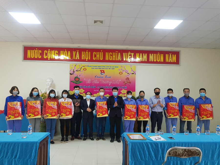 Do tình hình dịch bệnh Covid-19 đang diễn ra phức tạp nên chương trình &quot;Đông Ấm 2021&quot; dành tặng kinh phí xây dựng 01 điểm trường &quot;Cùng Em Tới Trường&quot; tại Sơn La, trao tặng học bổng, đồ dùng học tập, nhu yếu phẩm quà tết...đã được lùi lại ra Tết triển khai thực hiện.