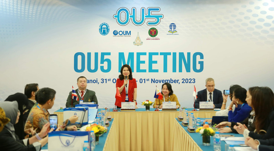 PGS.TS Nguyễn Mai Hương – Bí Thư Đảng Ủy, Chủ tịch Hội đồng Trường ĐH Mở Hà Nội phát biểu tại Hội nghị. PGS.TS Nguyễn Mai Hương – Bí Thư Đảng Ủy, Chủ tịch Hội đồng Trường ĐH Mở Hà Nội phát biểu tại Hội nghị.