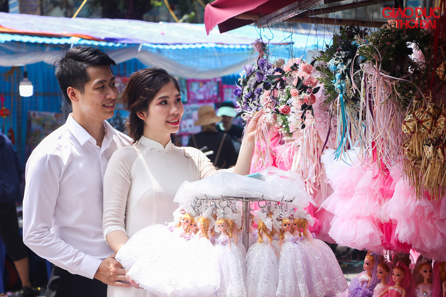 Nhiều cặp đôi cũng chọn nơi đây lưu lại những tấm hình trong album ảnh cưới của mình.