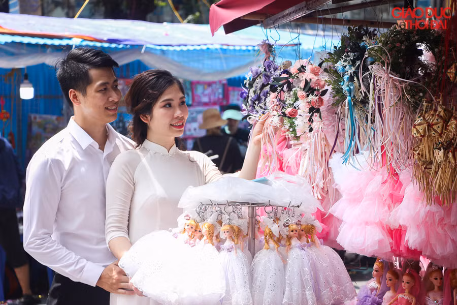 Nhiều cặp đôi cũng chọn nơi đây lưu lại những tấm hình trong album ảnh cưới của mình.