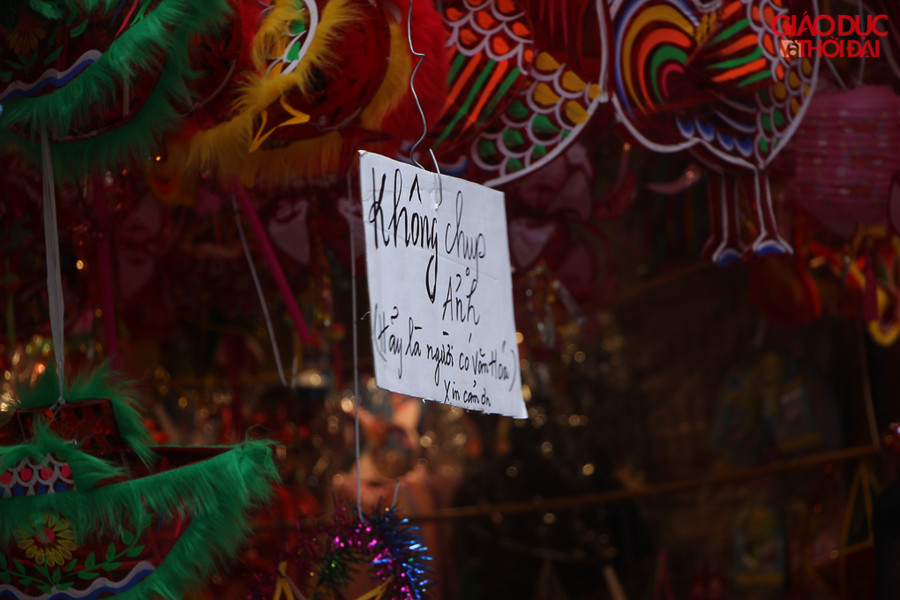 Theo một tiểu thương tại Hàng Mã cho biết, nhiều người đến Hàng Mã đứng chụp ảnh rất lâu, gây ùn tắc, nên bất đắc dĩ nhiều cửa hàng tại nơi đây mới phải treo tấm biển" không chụp ảnh" lên.