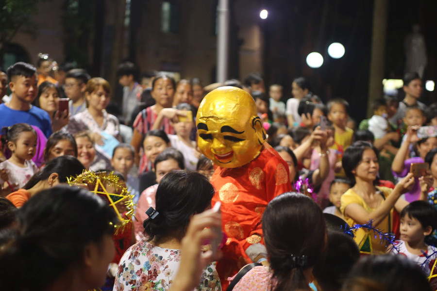 Nhiều tiết mục được các bạn tình nguyên viên thực hiện.