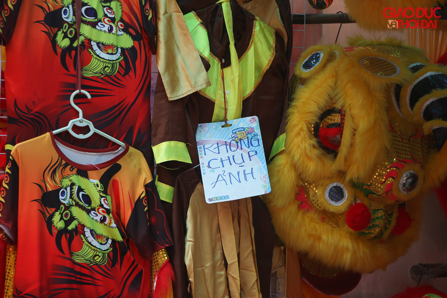 Rất nhiều tấm biển "không chụp ảnh" đã được tiểu thương tại nơi đây treo lên.