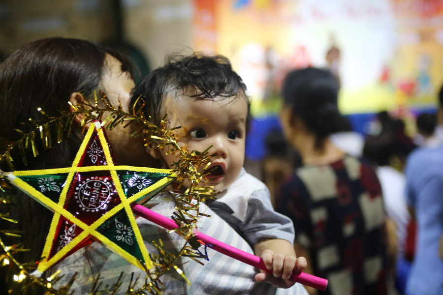 Bạn Đào Ngọc Phương Linh – chủ nhiệm CLB THPT Pha Đình Phùng chia sẻ: “Với thông đẹp ý nghĩa về sự chia và đùm bọc yêu thương, hôm nay các bạn học sinh của CLB đã đến chia sẻ, làm những chiếc bánh trung thu ý nghĩa, hay đơn giản sự yêu thương, quan tâm đùm bọc tới các em nhỏ đang điều trị tại bệnh viện, ở đây còn nhiều khó khăn, các em cần có sự sẻ chia”.