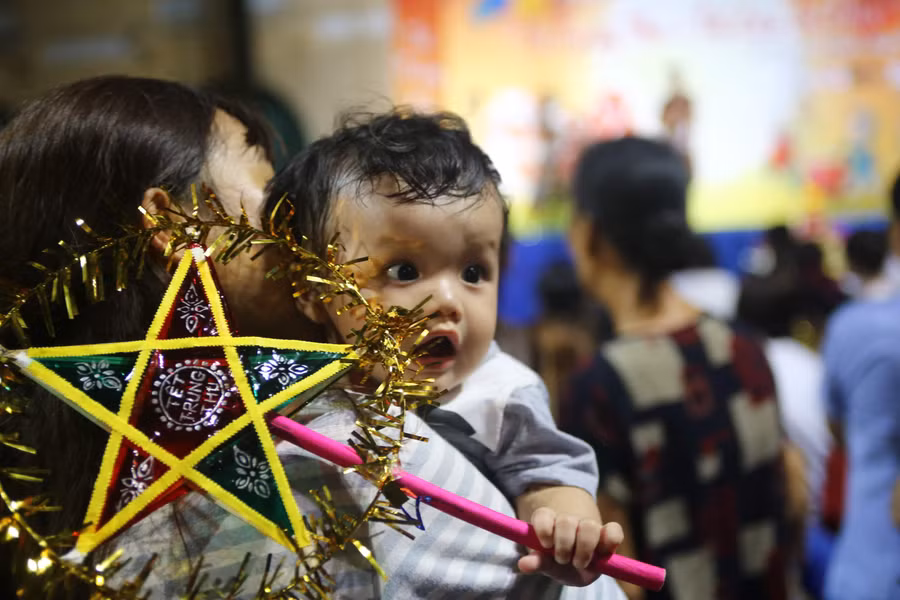 Bạn Đào Ngọc Phương Linh – chủ nhiệm CLB THPT Pha Đình Phùng chia sẻ: “Với thông đẹp ý nghĩa về sự chia và đùm bọc yêu thương, hôm nay các bạn học sinh của CLB đã đến chia sẻ, làm những chiếc bánh trung thu ý nghĩa, hay đơn giản sự yêu thương, quan tâm đùm bọc tới các em nhỏ đang điều trị tại bệnh viện, ở đây còn nhiều khó khăn, các em cần có sự sẻ chia”.