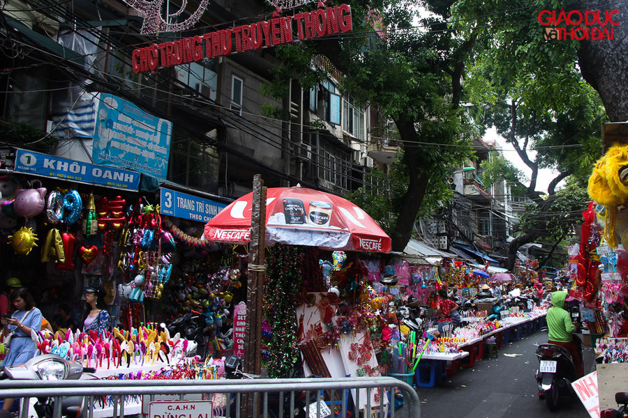 Những ngày cận Trung thu, phố Hàng Mã rực rỡ sắc màu.