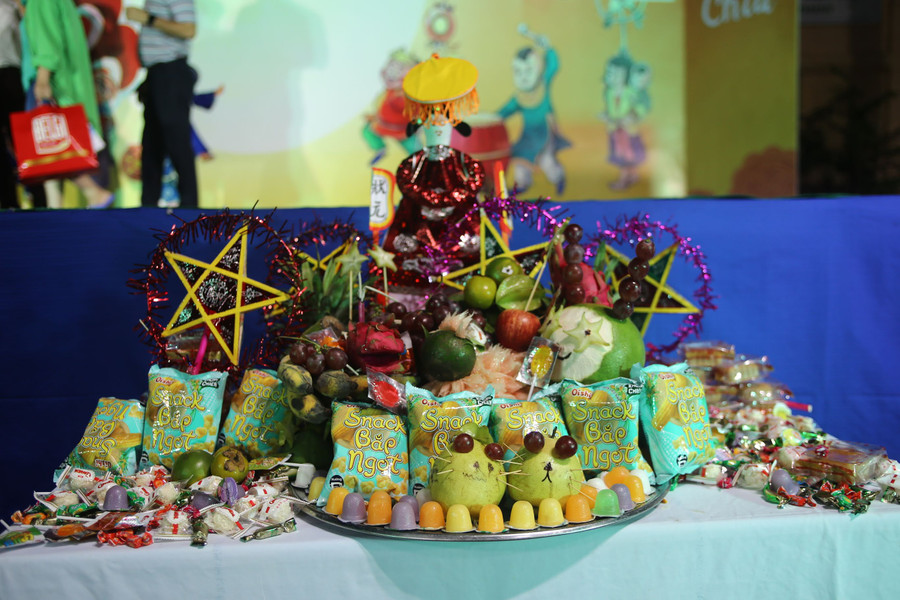 Mâm ngũ quả được những tình nguyện viên chuẩn bị từ rất sớm.