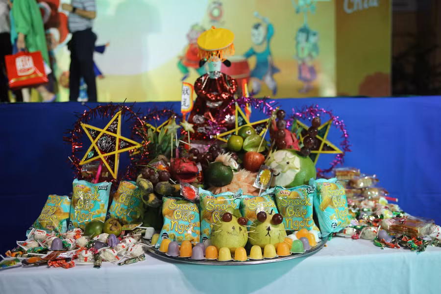 Mâm ngũ quả được những tình nguyện viên chuẩn bị từ rất sớm.