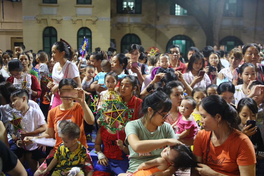 Trên tay mỗi bạn nhỏ đều có những chiếc đèn ông sao.