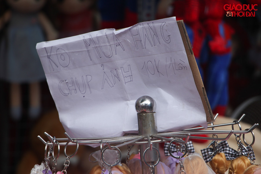 Thay vì một số tấm biển nhắc nhở, một số khác thì lại ghi rõ giá chụp ảnh nếu không mua hàng, tại Hàng Mã nhiều tiểu thương đã treo biển với giá chụp ảnh mà không mua hàng từ 10.000 đồng/lần chụp, đến 50.000 đồng/lần chụp.