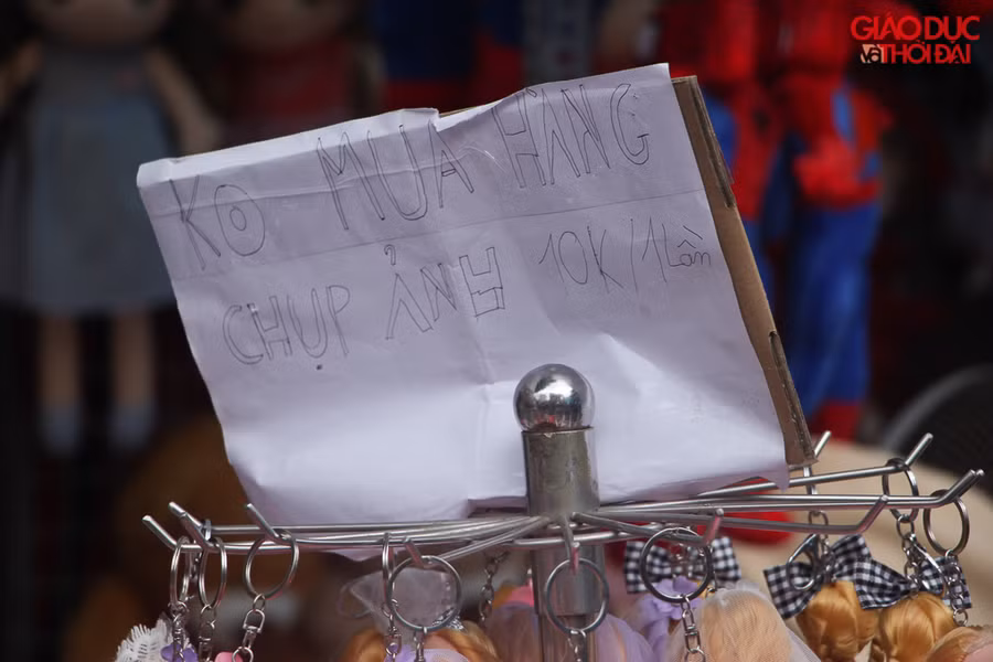 Thay vì một số tấm biển nhắc nhở, một số khác thì lại ghi rõ giá chụp ảnh nếu không mua hàng, tại Hàng Mã nhiều tiểu thương đã treo biển với giá chụp ảnh mà không mua hàng từ 10.000 đồng/lần chụp, đến 50.000 đồng/lần chụp.