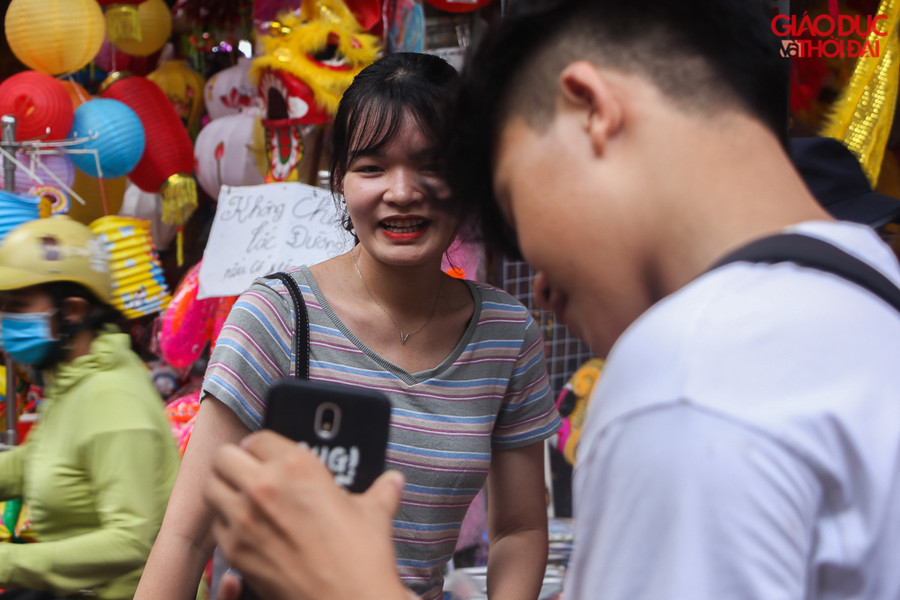 Nhưng số lượng người đổ về Hãng Mã những ngày này rất đông, khiến nơi đây trở nên quá tải nhất là những ngày cuối tuần và buổi tối.