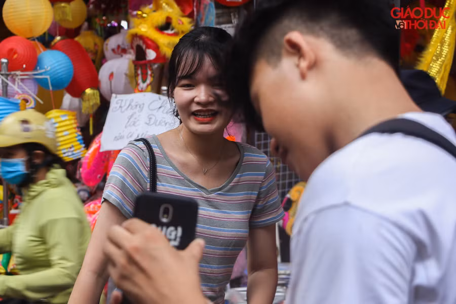 Nhưng số lượng người đổ về Hãng Mã những ngày này rất đông, khiến nơi đây trở nên quá tải nhất là những ngày cuối tuần và buổi tối.