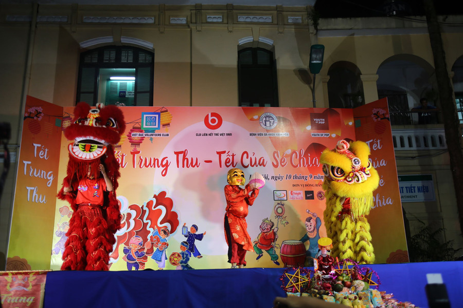 Mở đầu chương trình là tiết mục múa lân rất sôi động.