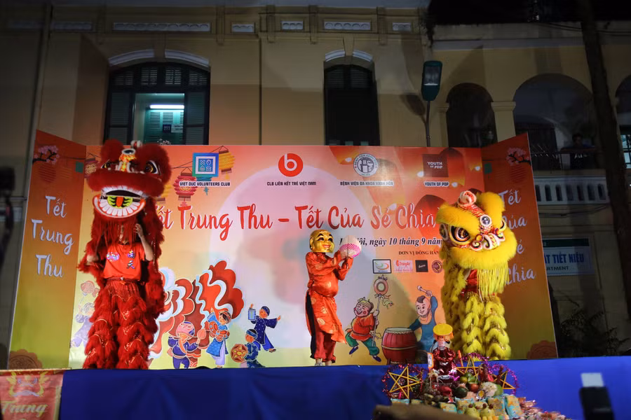 Mở đầu chương trình là tiết mục múa lân rất sôi động.