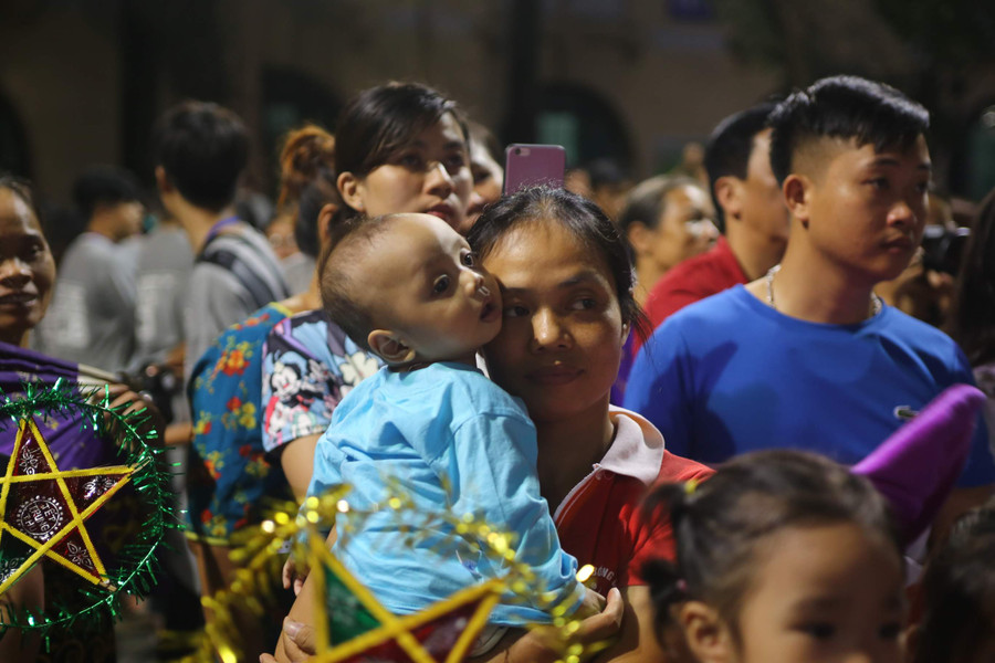 Á Hậu Bùi Phương Nga phá cỗ Trung thu cùng bệnh nhi ảnh 6
