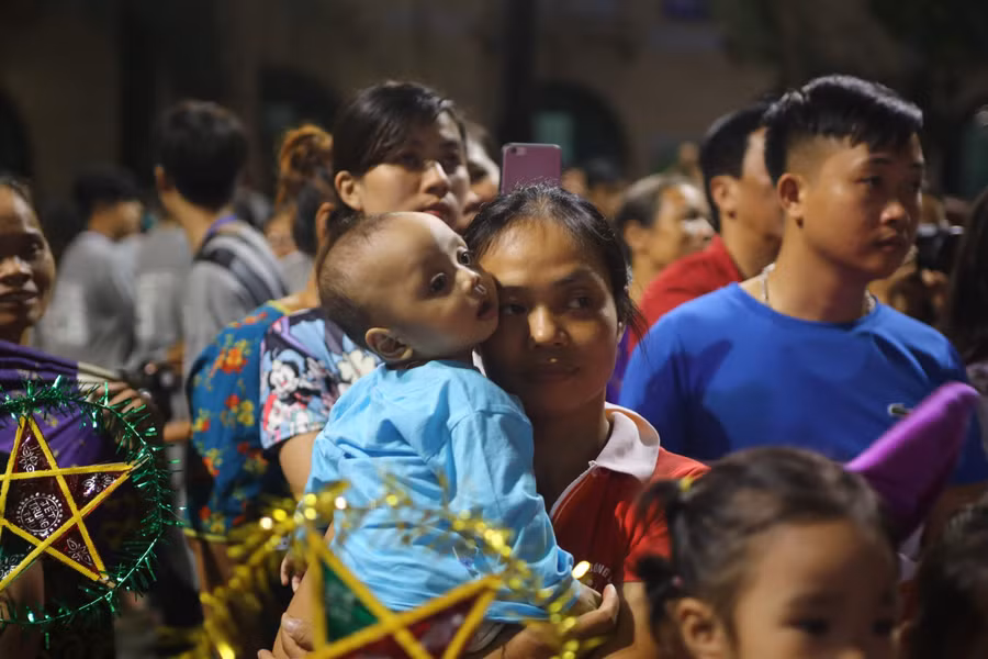 Á Hậu Bùi Phương Nga phá cỗ Trung thu cùng bệnh nhi ảnh 6