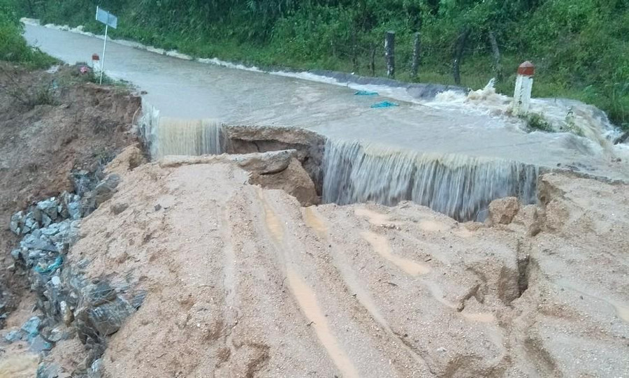 Cống qua đường liên thôn Đăk văn 2 đi Đăk văn 1 (Tu Mơ Rông) bị sạt lở, hư hỏng.