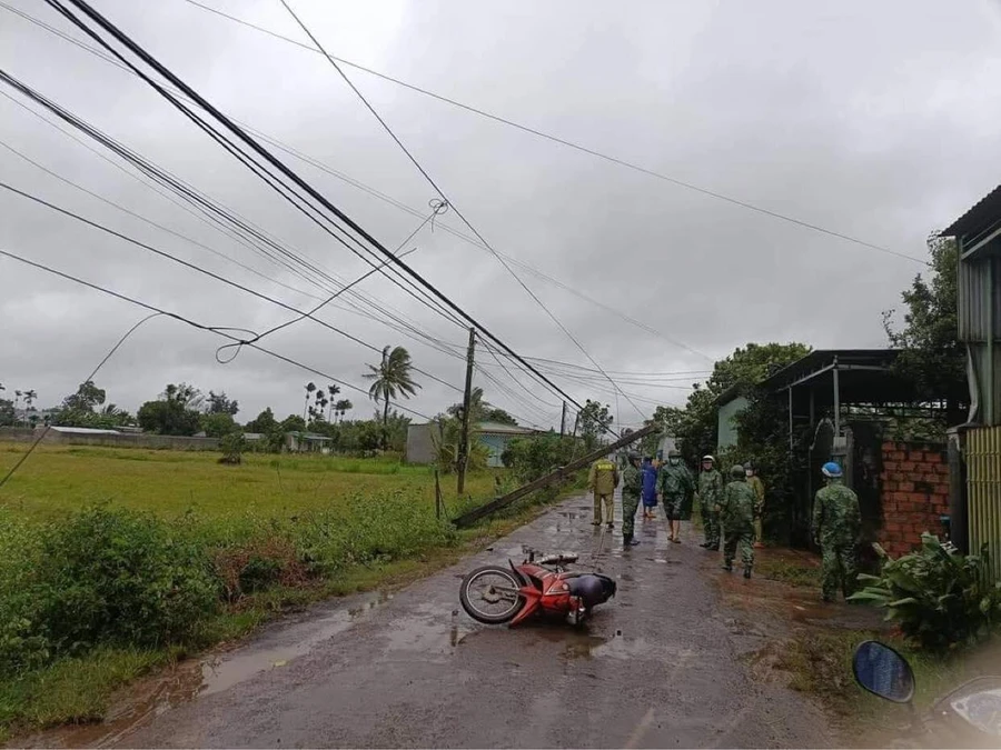 Tông vào trụ điện ngã dưới trời mưa bão người phụ nữ tử vong.