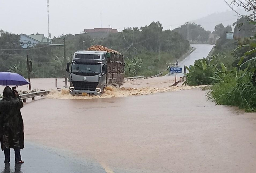 Quốc lộ 14 bị ngập sâu, gây ảnh hưởng đến giao thông qua lại. Quốc lộ 14 bị ngập sâu, gây ảnh hưởng đến giao thông qua lại.