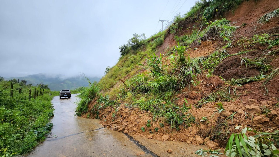 Tuyến đường Ngọc Hoàng - Măng Bút bị sạt lở. Tuyến đường Ngọc Hoàng - Măng Bút bị sạt lở.