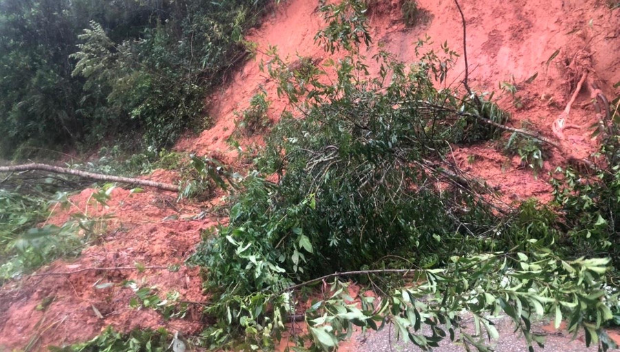 Đường trên Tu Mơ Rông bị sạt lở, giao thông qua lại khó khăn.