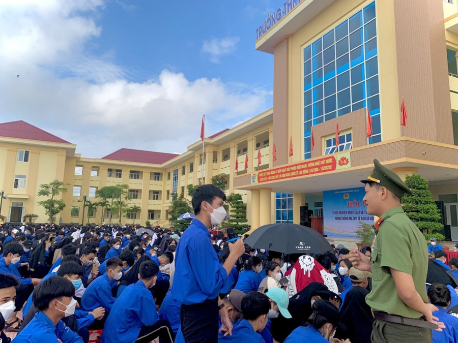 Công an huyện Quảng Trạch phổ biến các quy định pháp luật cho học sinh. 