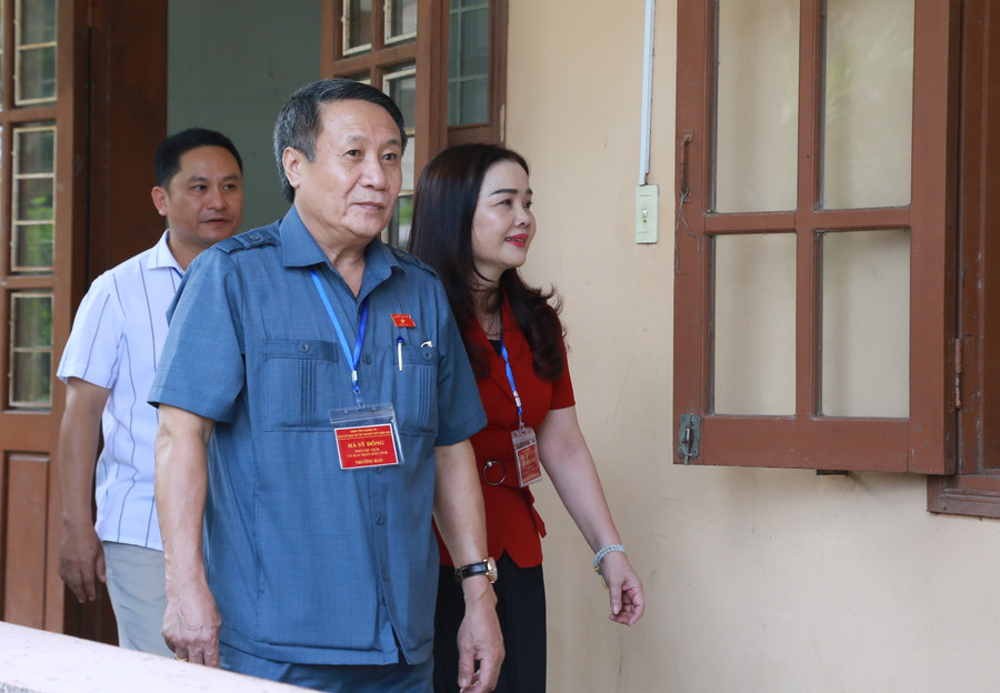 Kiểm tra các phòng thi sau giờ thu bài.