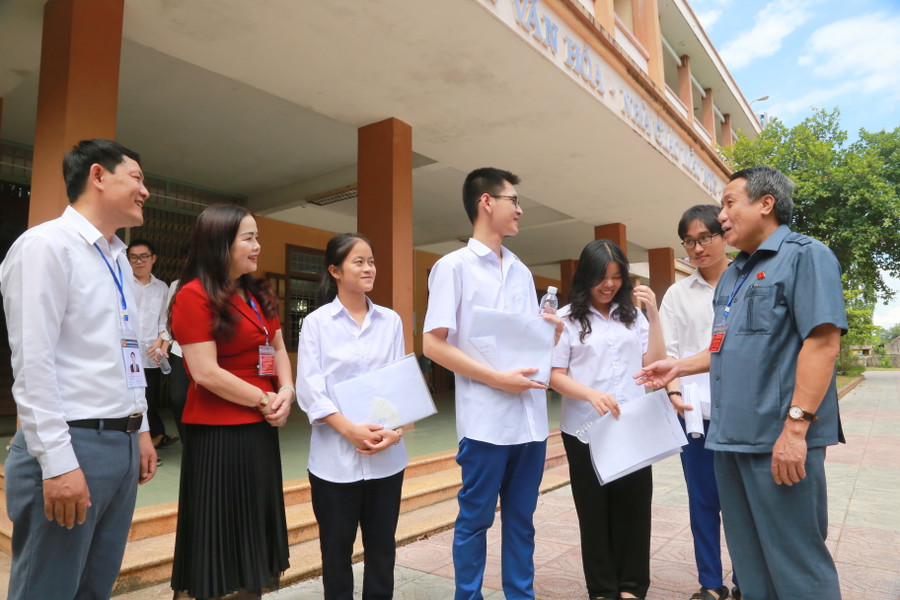 Lãnh đạo tỉnh Quảng Trị và Sở GD&amp;ĐT động viên thí sinh hoàn thành môn thi đầu tiên.