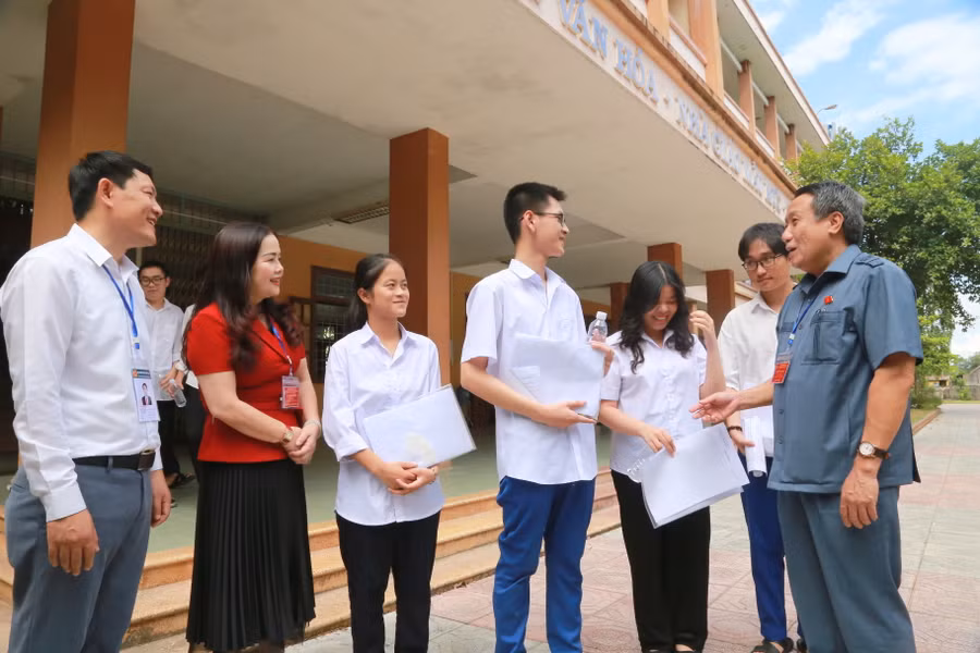 Lãnh đạo tỉnh Quảng Trị và Sở GD&amp;ĐT động viên thí sinh hoàn thành môn thi đầu tiên.