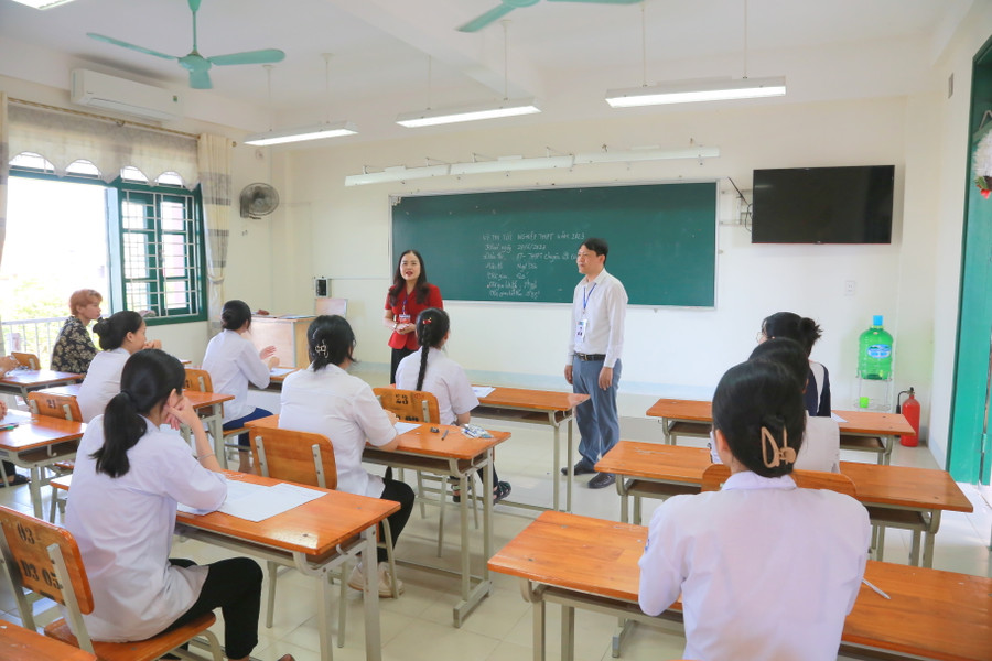 TS Lê Thị Hương - Giám đốc Sở GD&amp;ĐT Quảng Trị, Phó trưởng ban thường trực Ban chỉ đạo kỳ thi động viên thí sinh trước giờ thi.