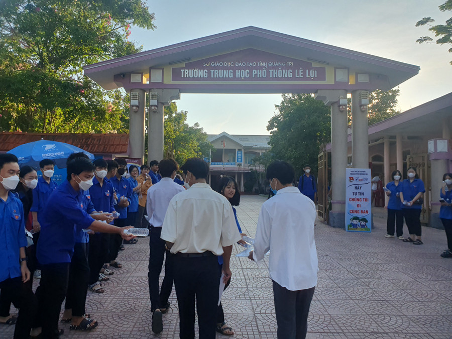 Thanh niên tình nguyện hỗ trợ thí sinh tại các điểm thi. (Ảnh: Đ. Đức).