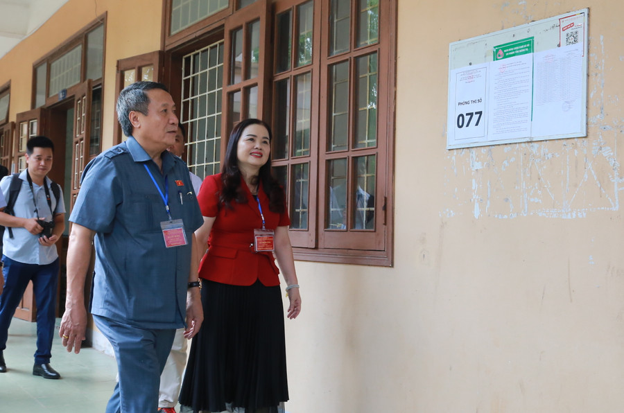 Kiểm tra các phòng thi sau giờ thu bài.