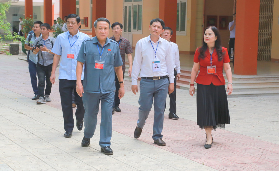 Ông Hà Sỹ Đồng, Phó Chủ tịch Thường trực UBND tỉnh Quảng Trị kiểm tra khu vực thi.