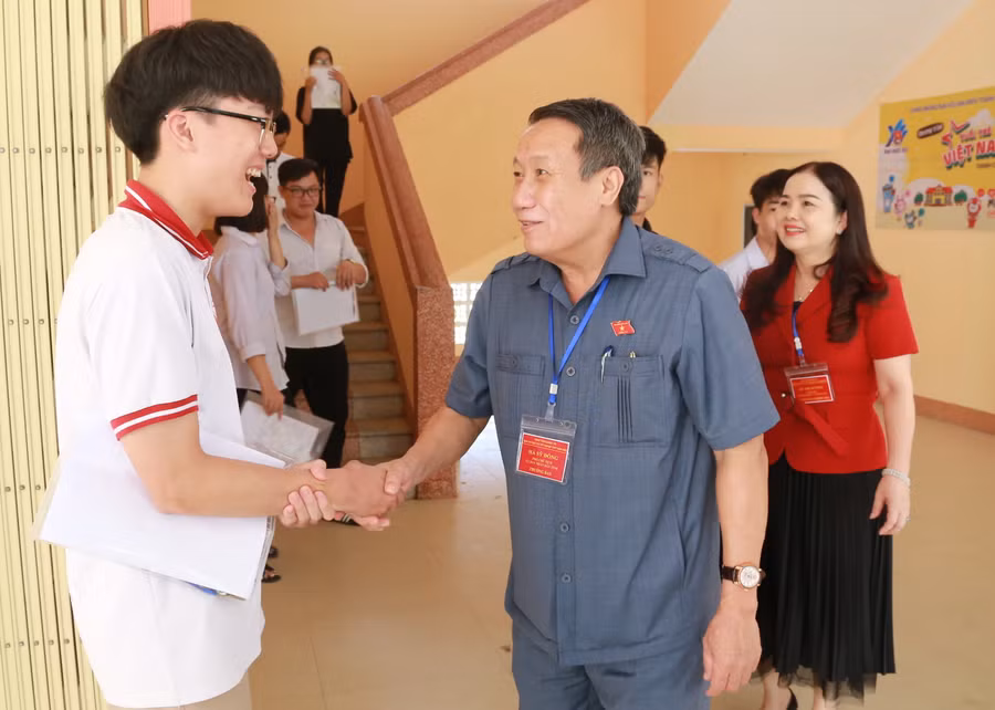 Lãnh đạo tỉnh Quảng Trị động viên thí sinh sau buổi thi.