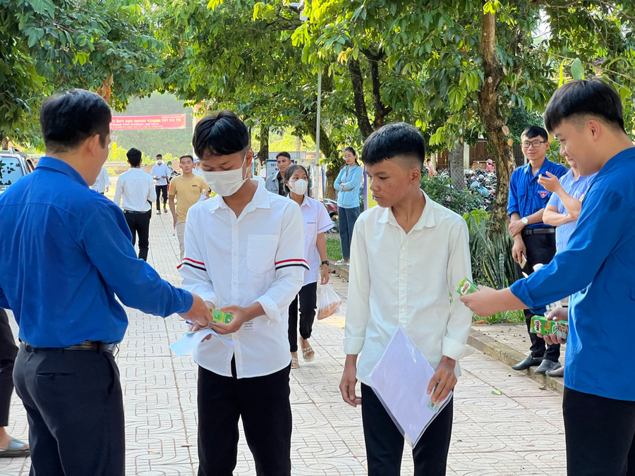 Đoàn viên tiếp sức cho sĩ tử dự thi.