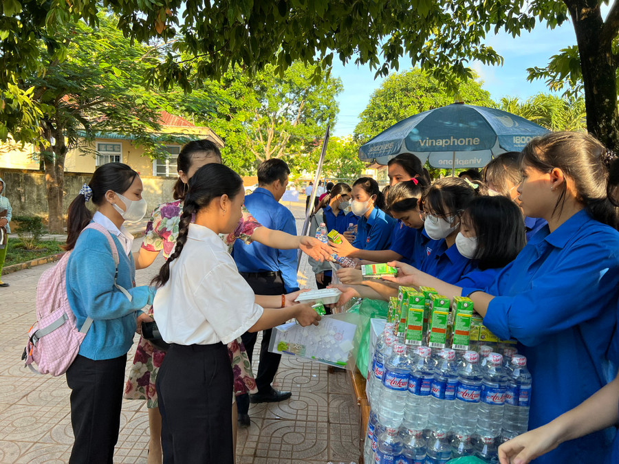 Thí sinh được phát nước uống và suất ăn sáng.