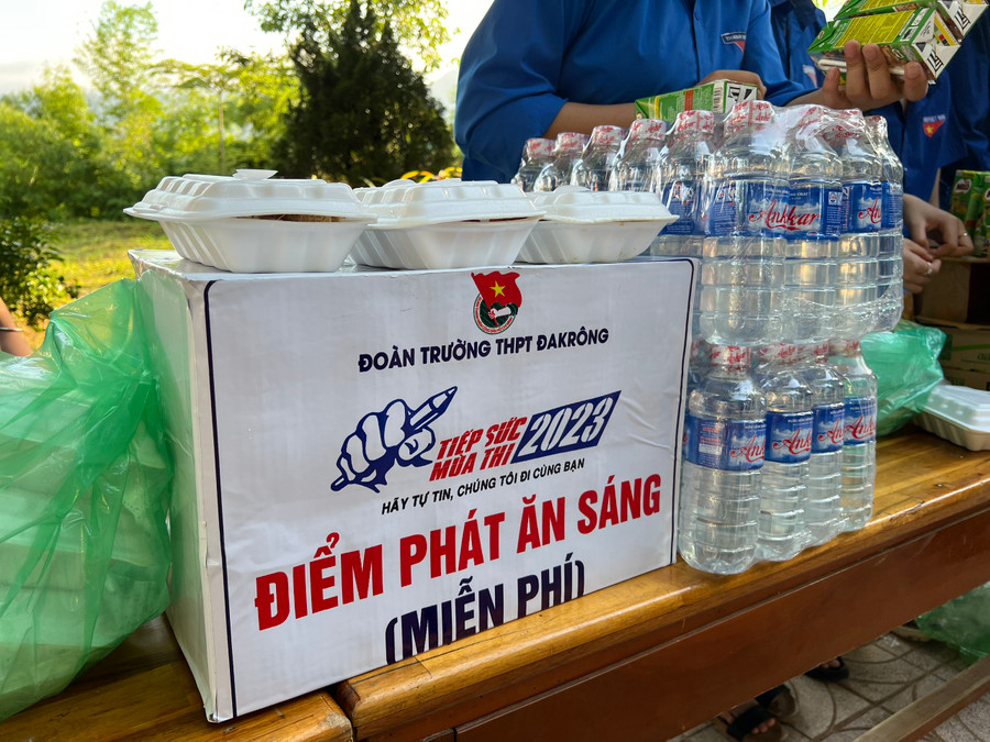 Đoàn viên tiếp sức cho sĩ tử dự thi.