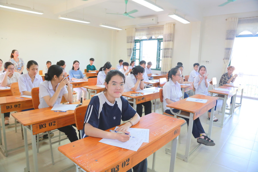 Các thí sinh phấn khởi bước vào môn thi đầu tiên.