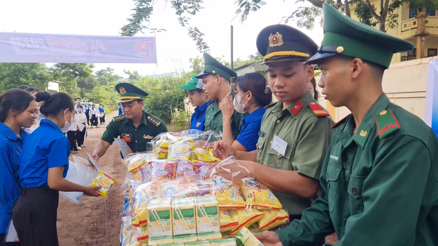 Các cán bộ, chiến sĩ túc trực để hỗ trợ cho thí sinh dự thi về mặt dinh dưỡng: bánh mì, sữa, nước uống,... giúp thí sinh đảm bảo sức khỏe hoàn thành tốt bài thi.