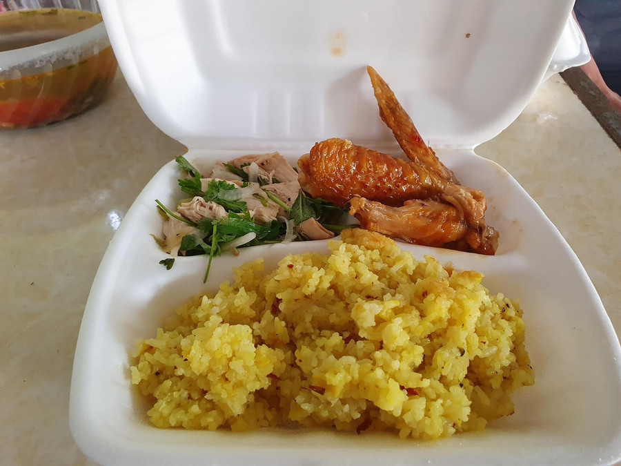 Tại căn tin, Đoàn Trường THPT Hướng Hóa đã chuẩn bị sẵn 50 suất cơm gà. Các thí sinh chỉ việc ngồi vào bàn, ăn xong thì các em di chuyển lên các phòng chờ cũng trong khuôn viên trường để nghỉ, hoặc ôn lại bài cho môn thi vào chiều cùng ngày. Tại căn tin, Đoàn Trường THPT Hướng Hóa đã chuẩn bị sẵn 50 suất cơm gà. Các thí sinh chỉ việc ngồi vào bàn, ăn xong thì các em di chuyển lên các phòng chờ cũng trong khuôn viên trường để nghỉ, hoặc ôn lại bài cho môn thi vào chiều cùng ngày.