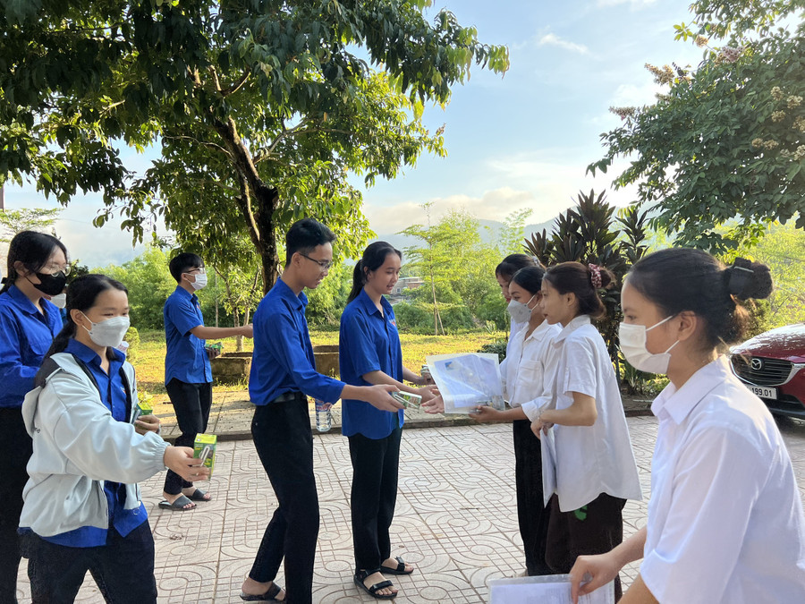 Thí sinh được đội ngũ Tiếp sức mùa thi hỗ trợ nước uống, sữa, suất ăn sáng... Thí sinh được đội ngũ Tiếp sức mùa thi hỗ trợ nước uống, sữa, suất ăn sáng...